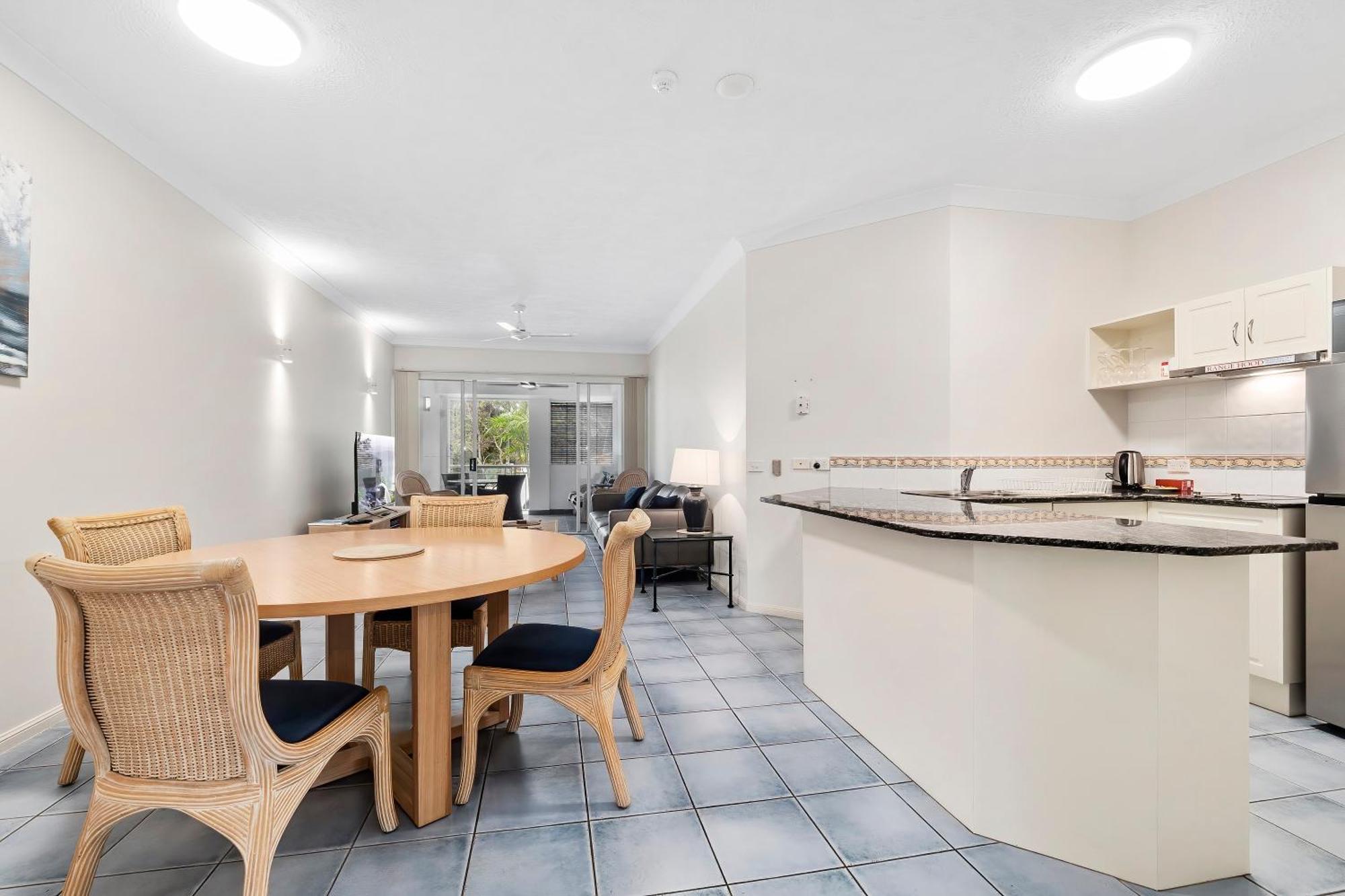 Alassio Beachfront Apartments Palm Cove Room photo