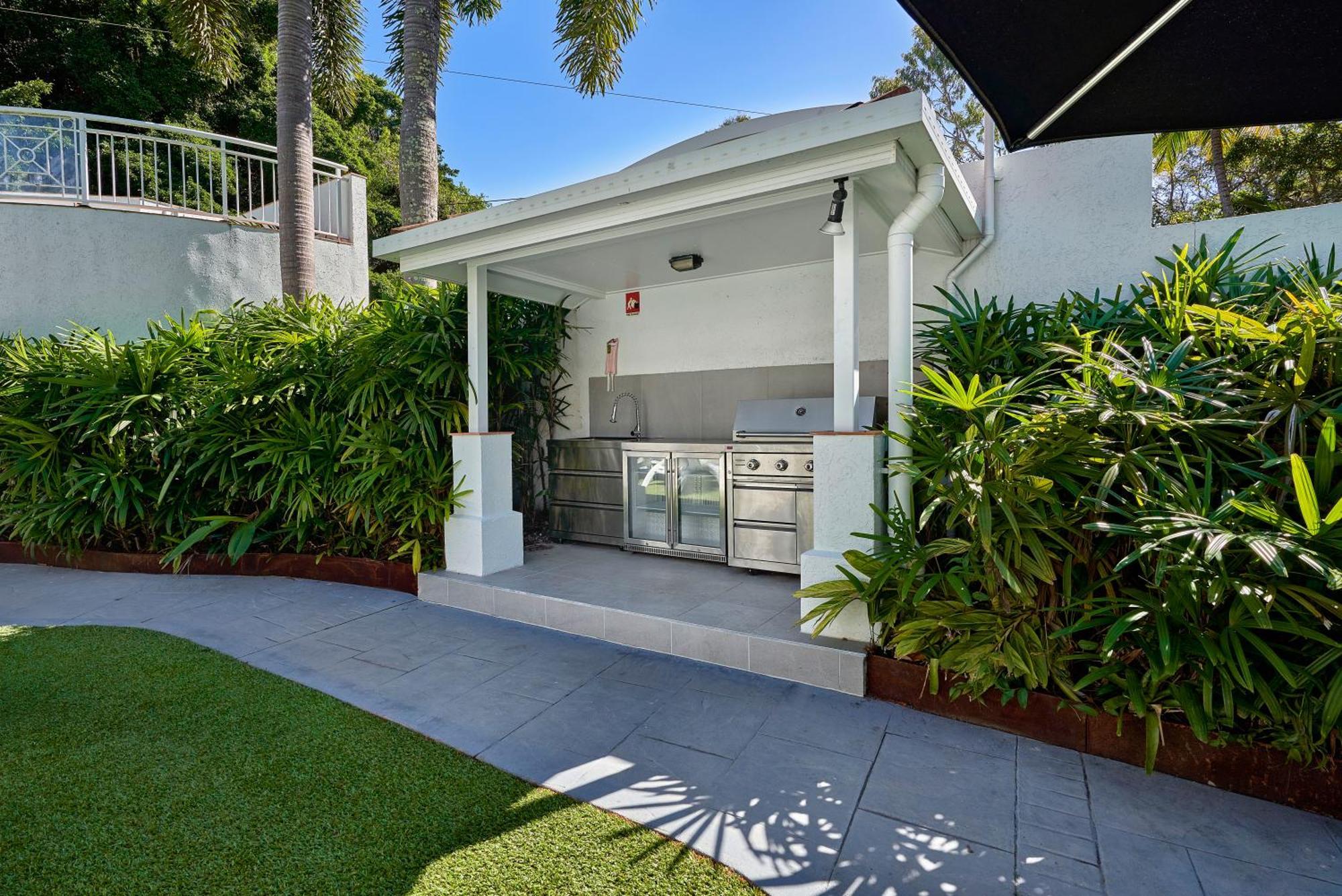 Alassio Beachfront Apartments Palm Cove Exterior photo