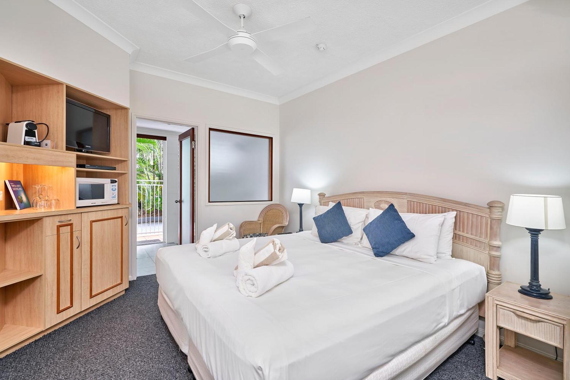 Alassio Beachfront Apartments Palm Cove Room photo