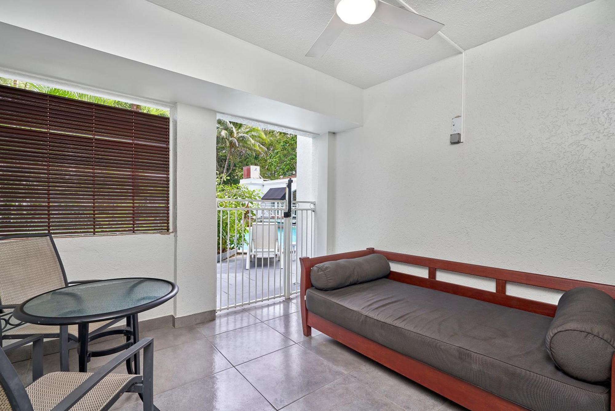 Alassio Beachfront Apartments Palm Cove Room photo