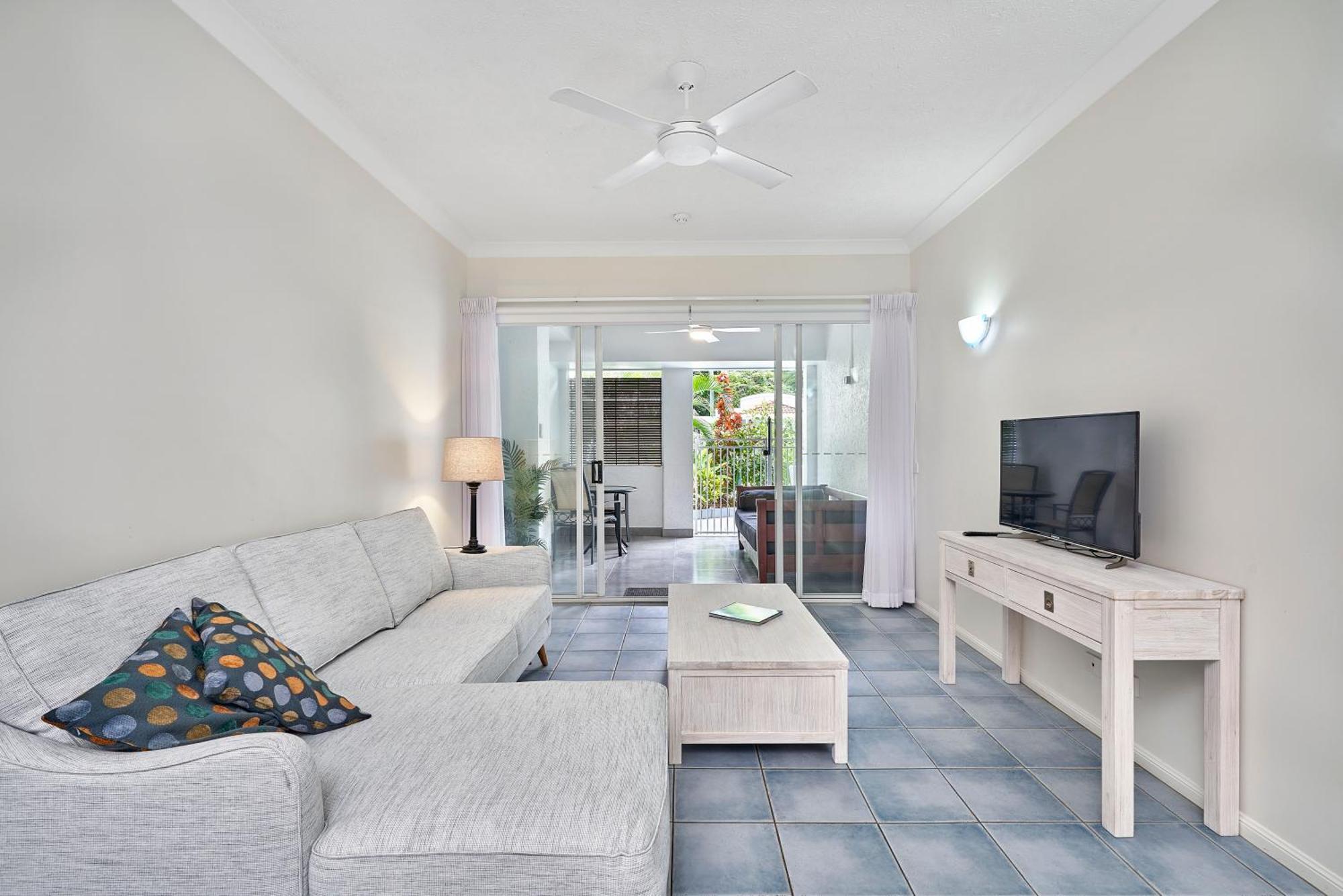 Alassio Beachfront Apartments Palm Cove Room photo