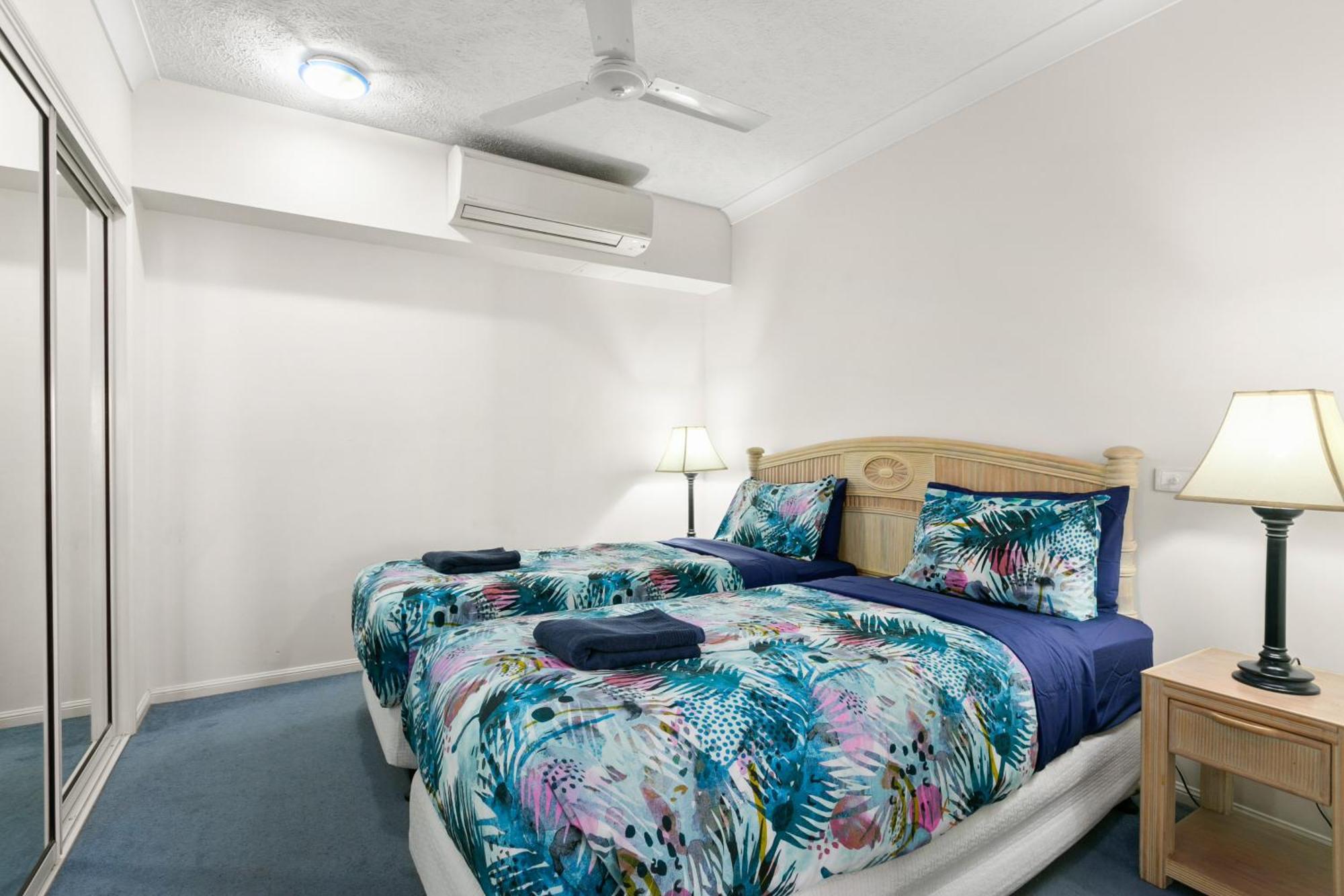 Alassio Beachfront Apartments Palm Cove Room photo