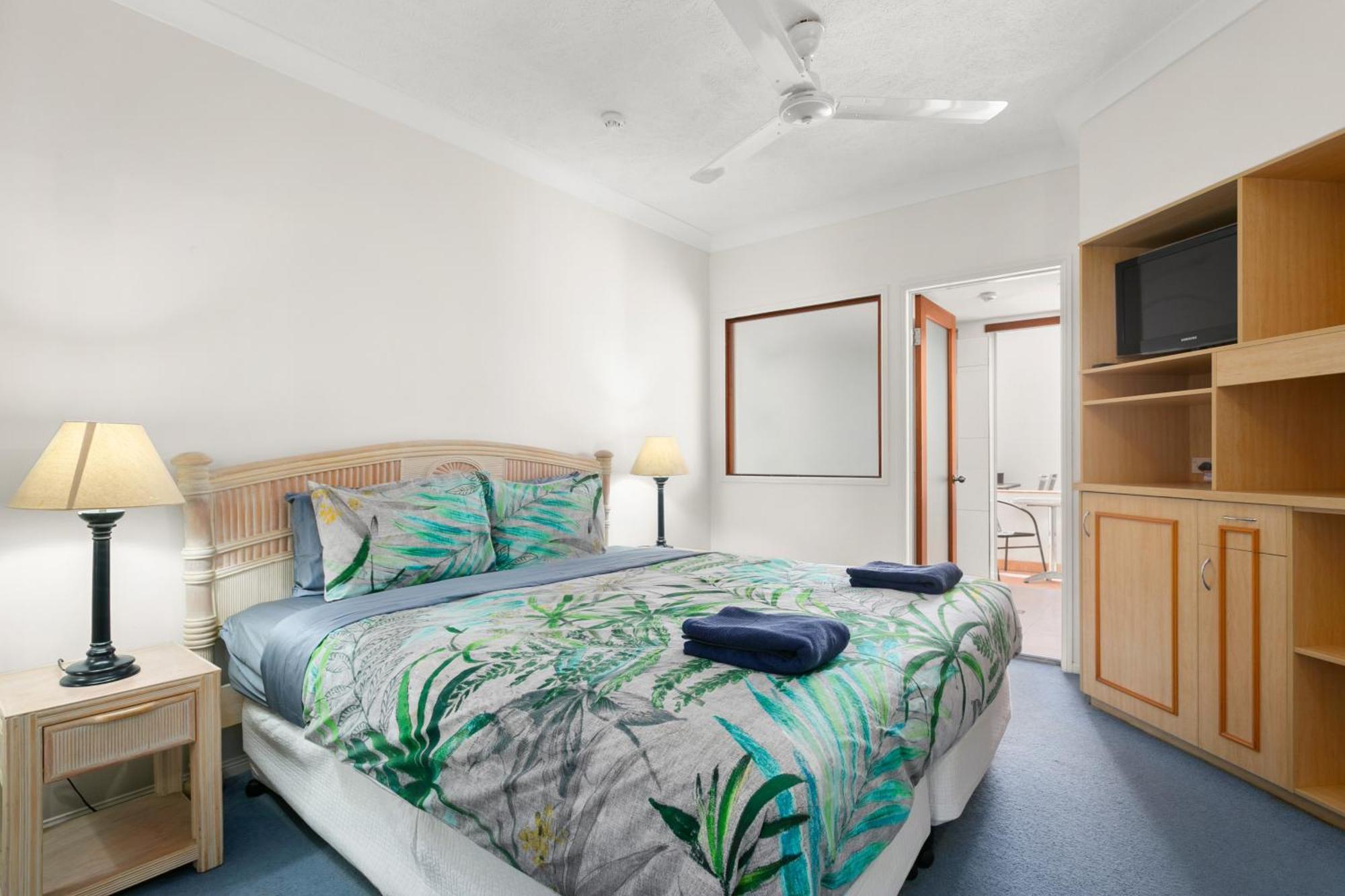 Alassio Beachfront Apartments Palm Cove Room photo