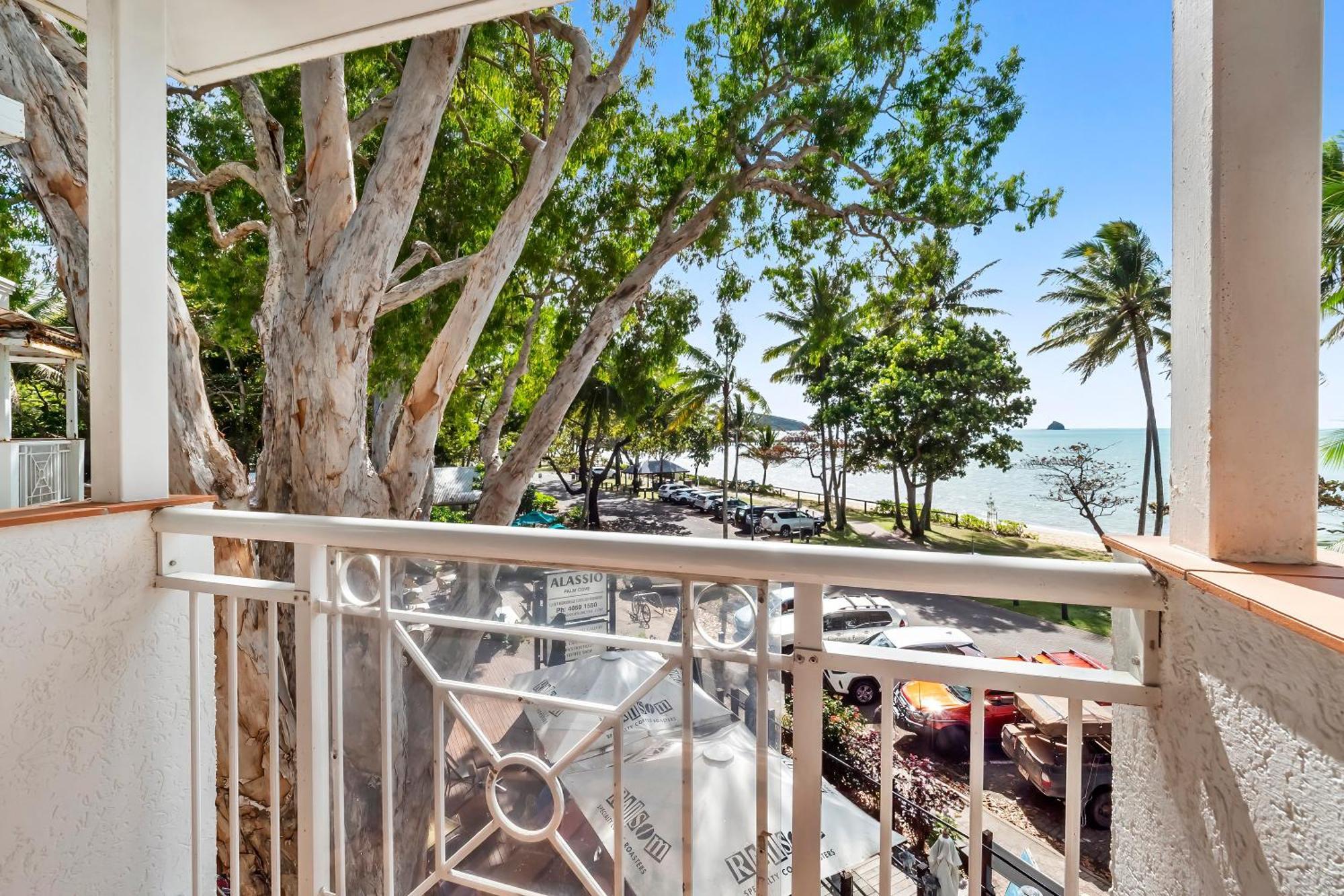 Alassio Beachfront Apartments Palm Cove Room photo