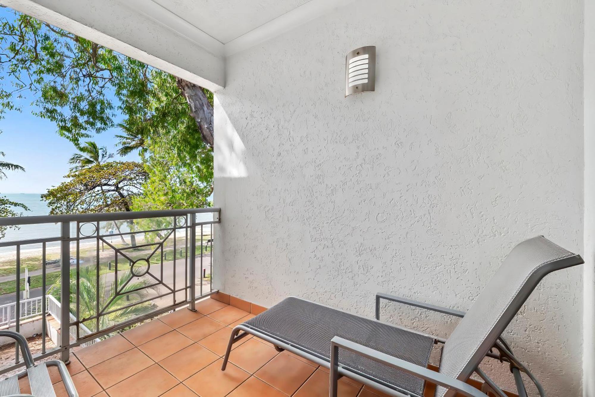 Alassio Beachfront Apartments Palm Cove Room photo