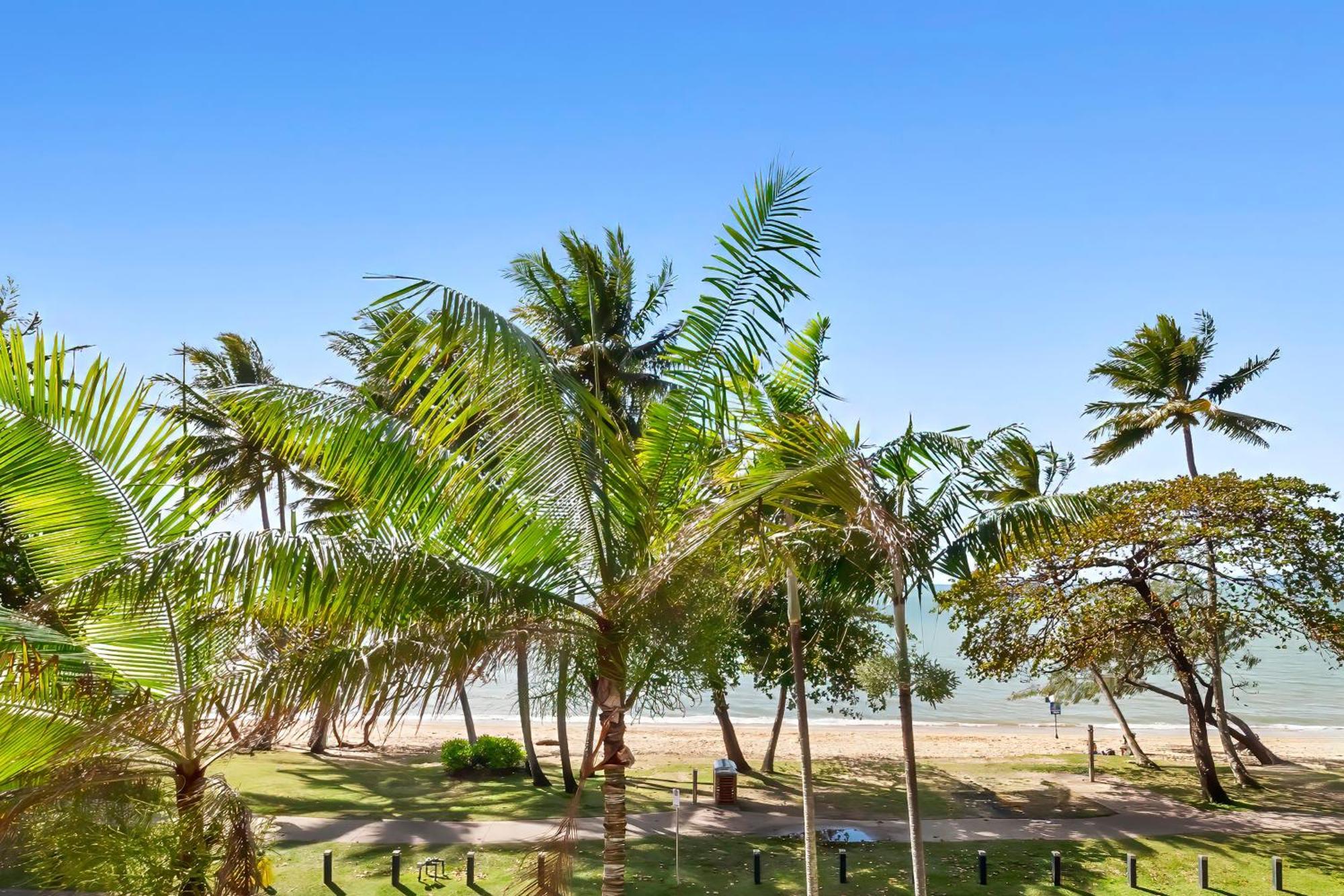 Alassio Beachfront Apartments Palm Cove Exterior photo