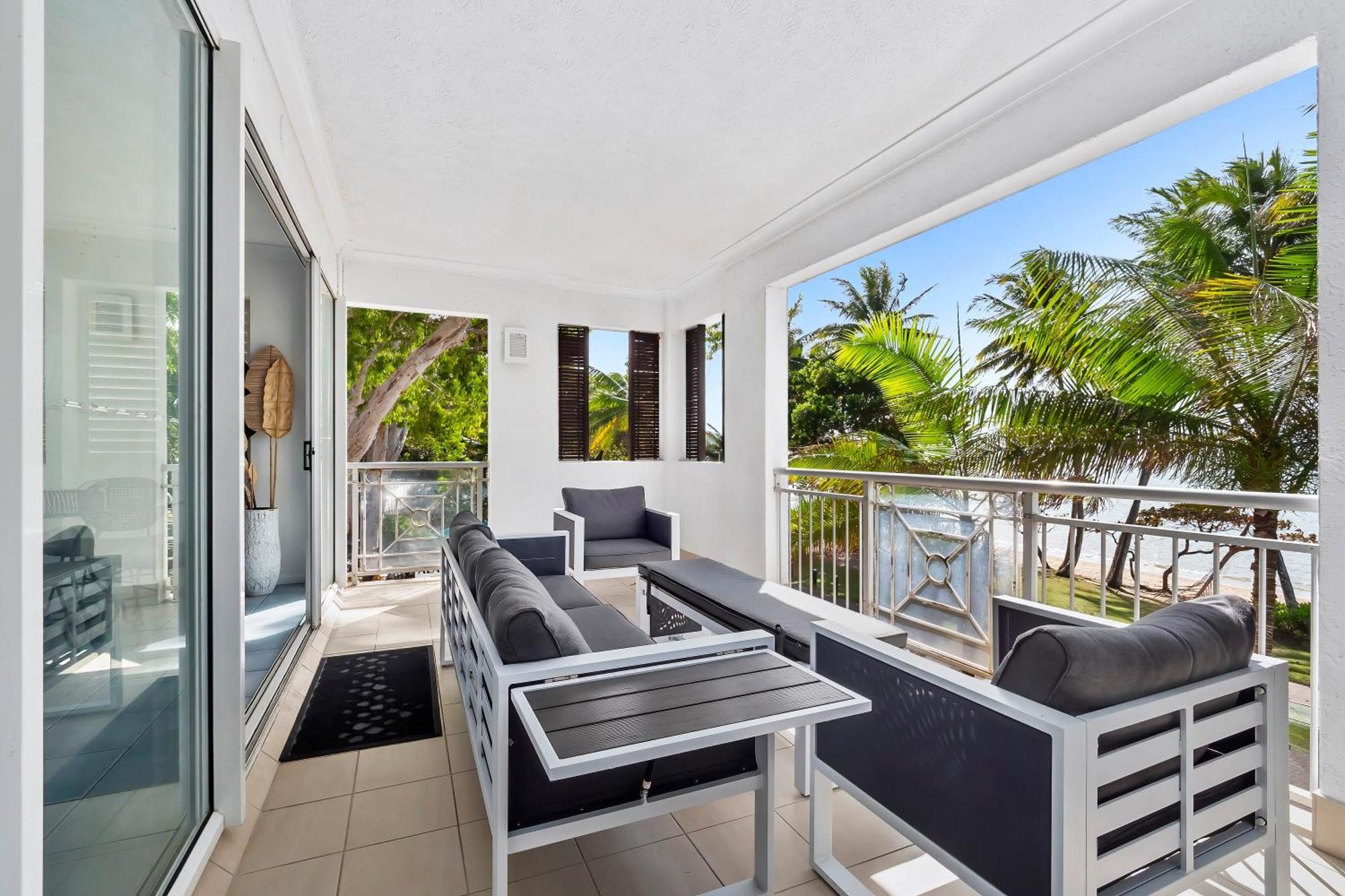 Alassio Beachfront Apartments Palm Cove Room photo