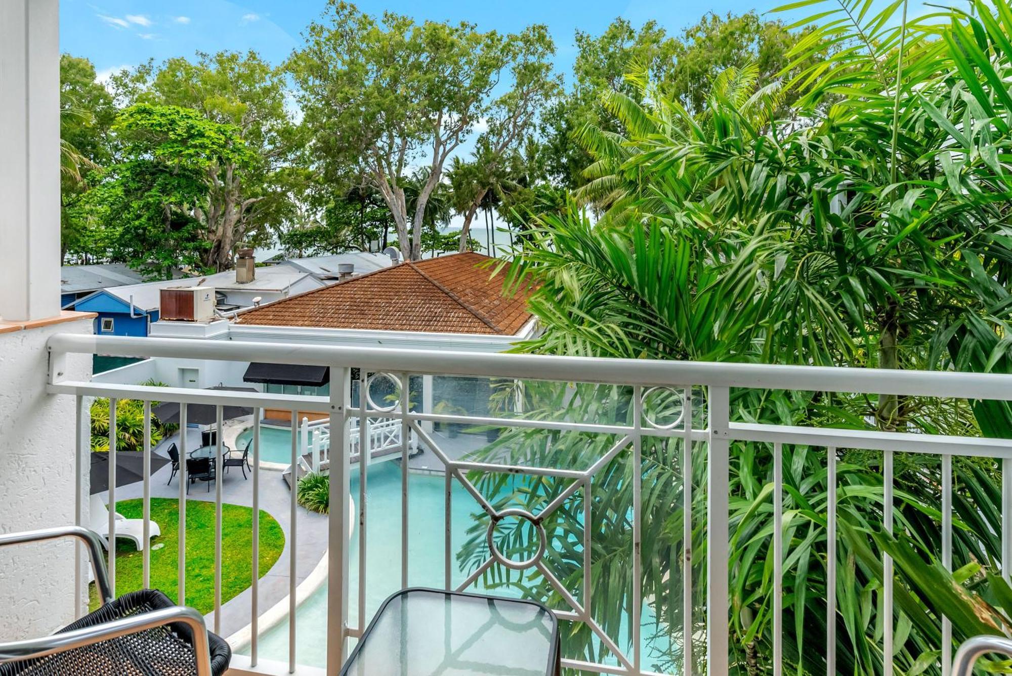 Alassio Beachfront Apartments Palm Cove Room photo