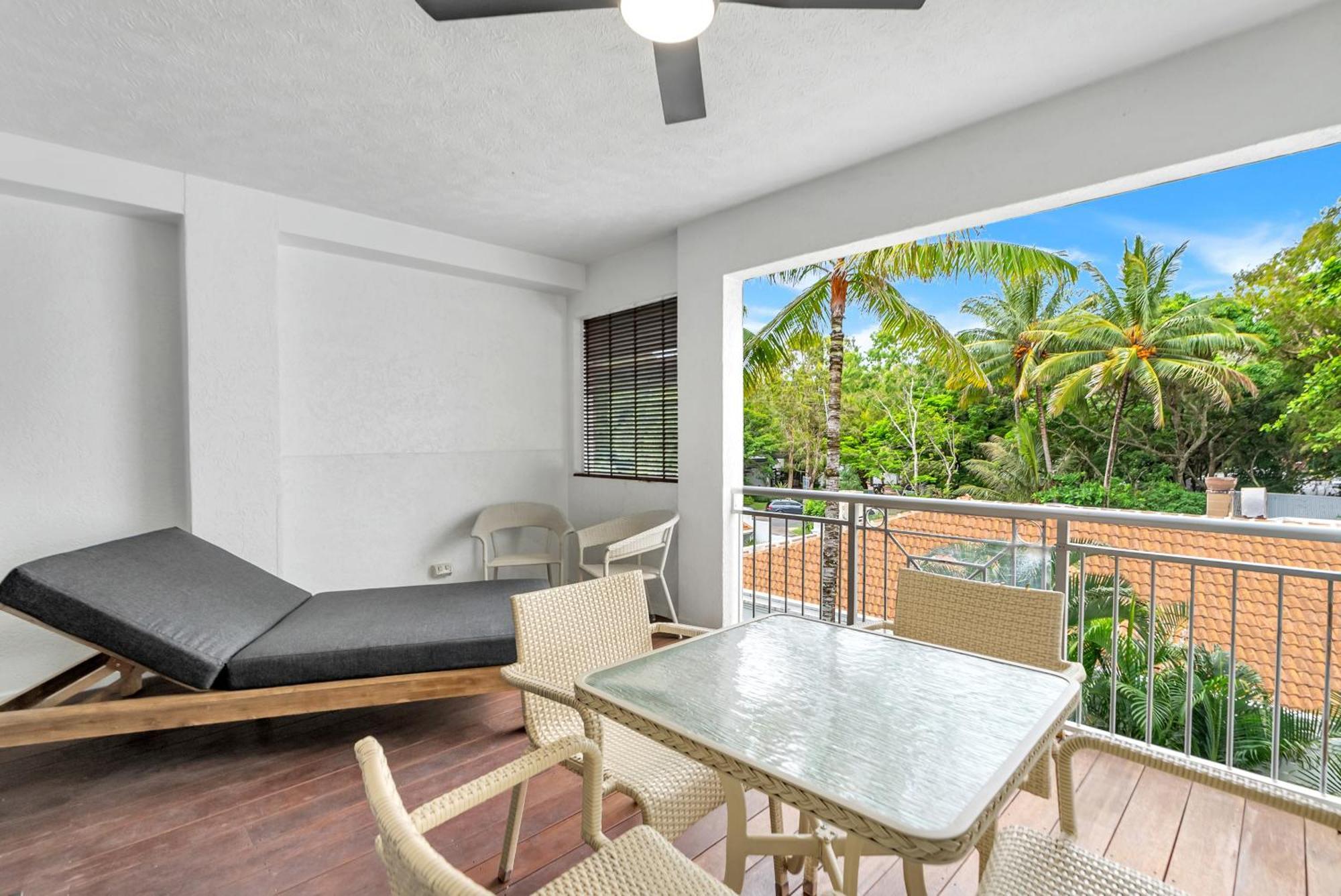 Alassio Beachfront Apartments Palm Cove Room photo