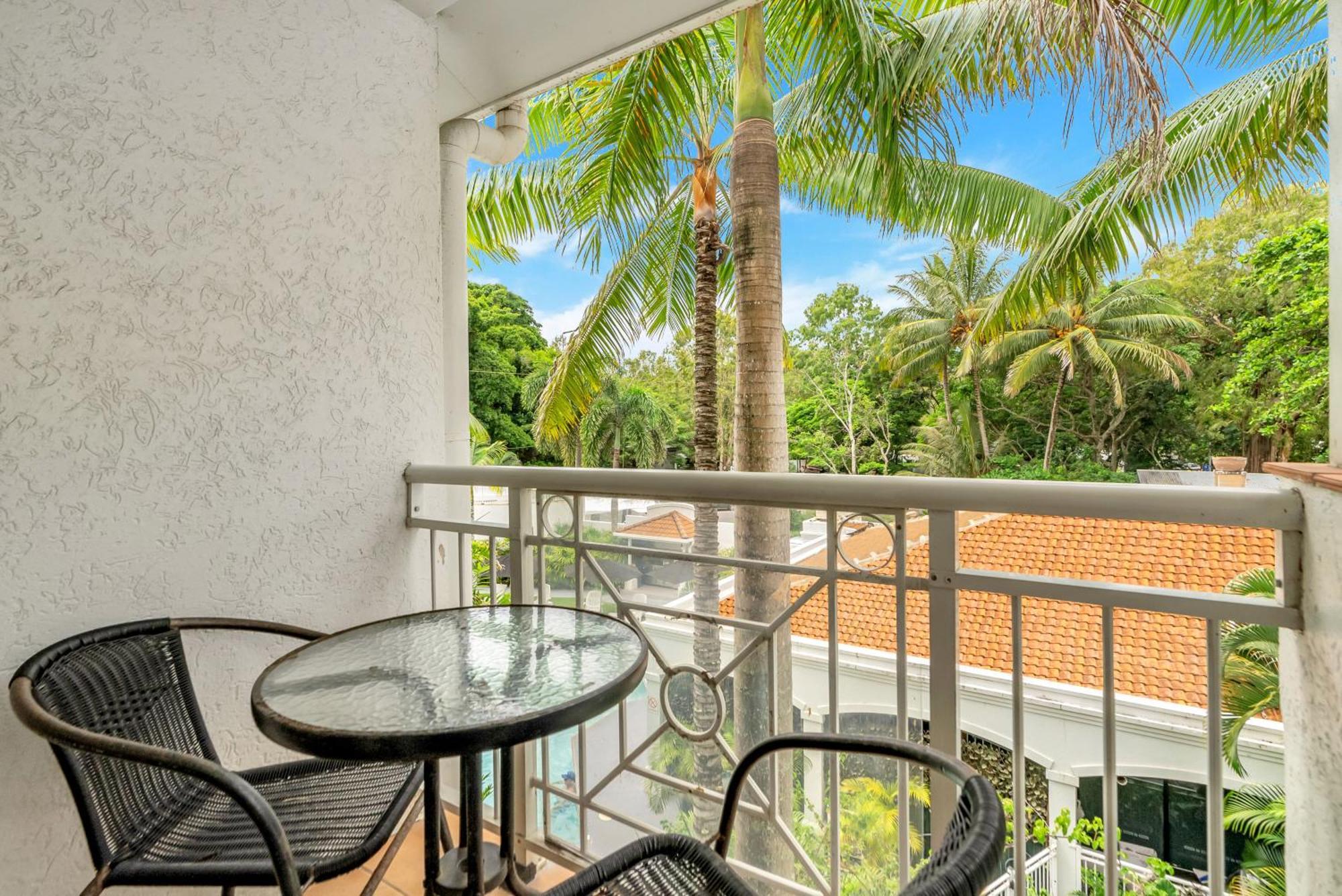 Alassio Beachfront Apartments Palm Cove Room photo